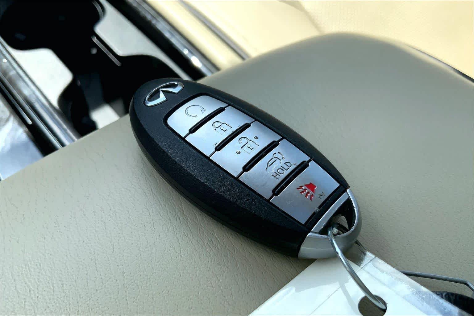 Used 2022 Moonstone White INFINITI LUXE image 15
