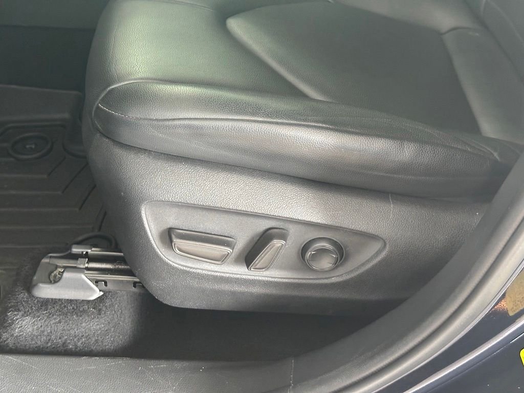 Used 2020  Toyota XLE image 14