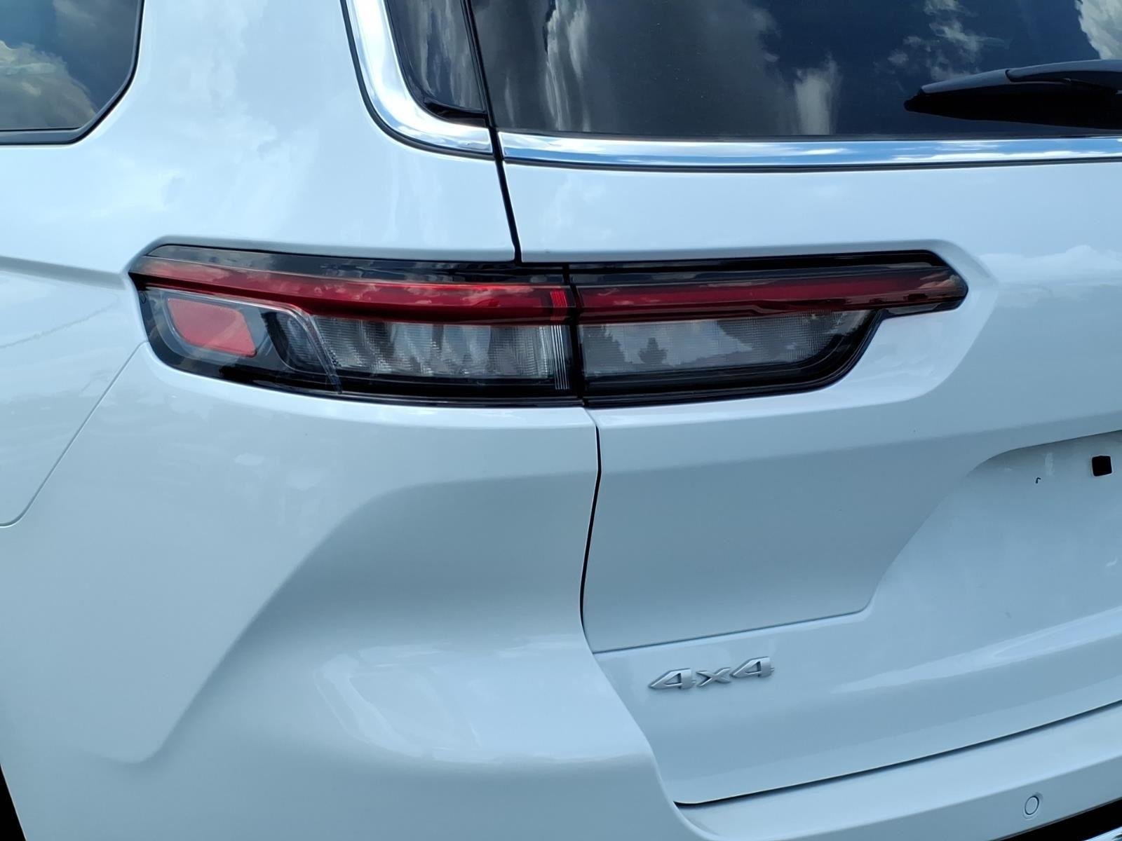 New 2026 Bright White Clear-Coat Exterior Paint Jeep Laredo image 16