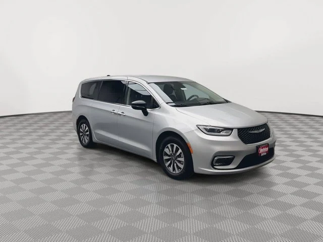 Used 2024 Silver Mist Clearcoat Chrysler Hybrid Select image 34