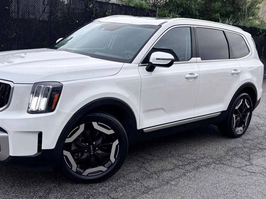 Used 2023 White Kia EX image 1