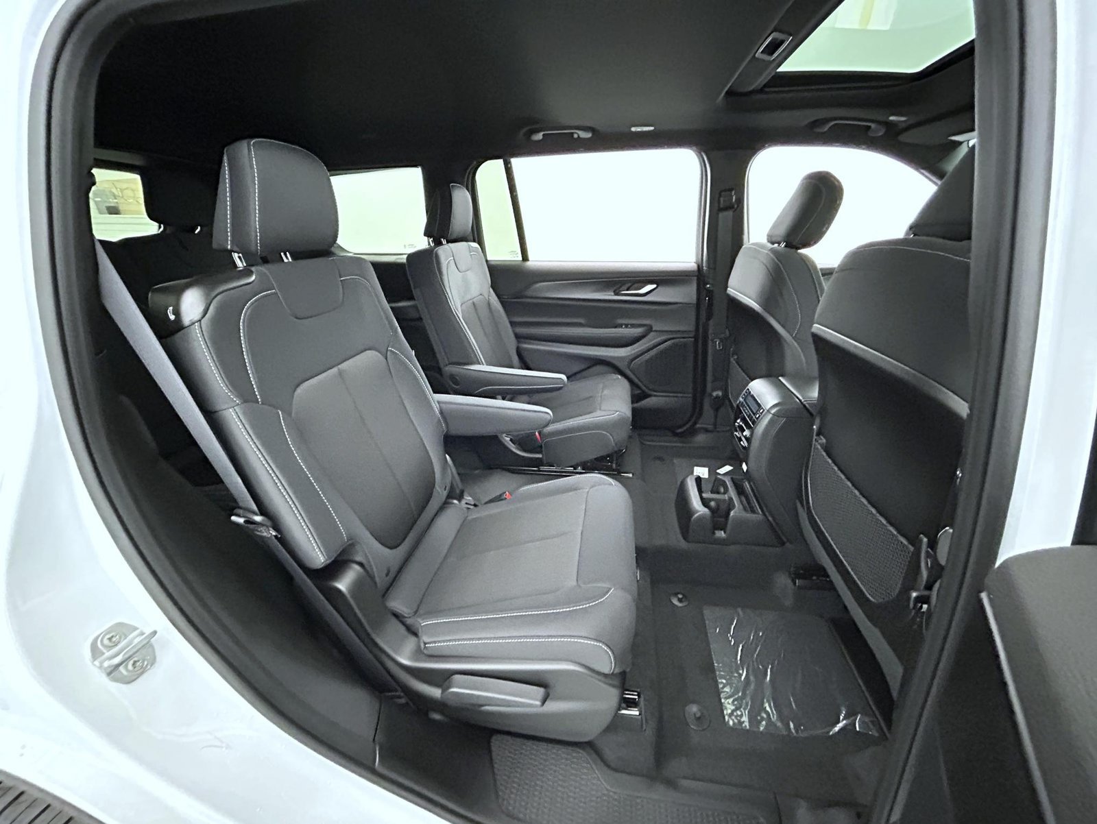 New 2026 Bright White Clear-Coat Exterior Paint Jeep Laredo image 18
