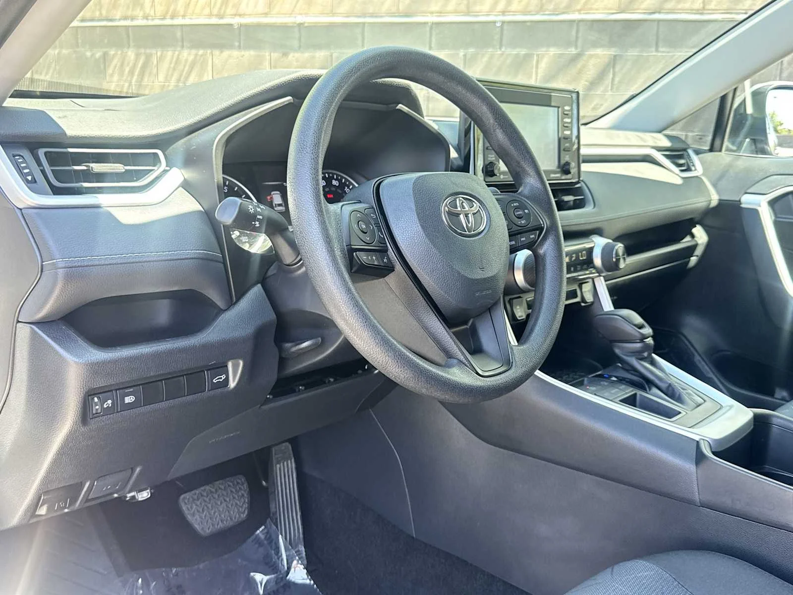 Used 2022 Silver Sky Metallic Toyota XLE image 10