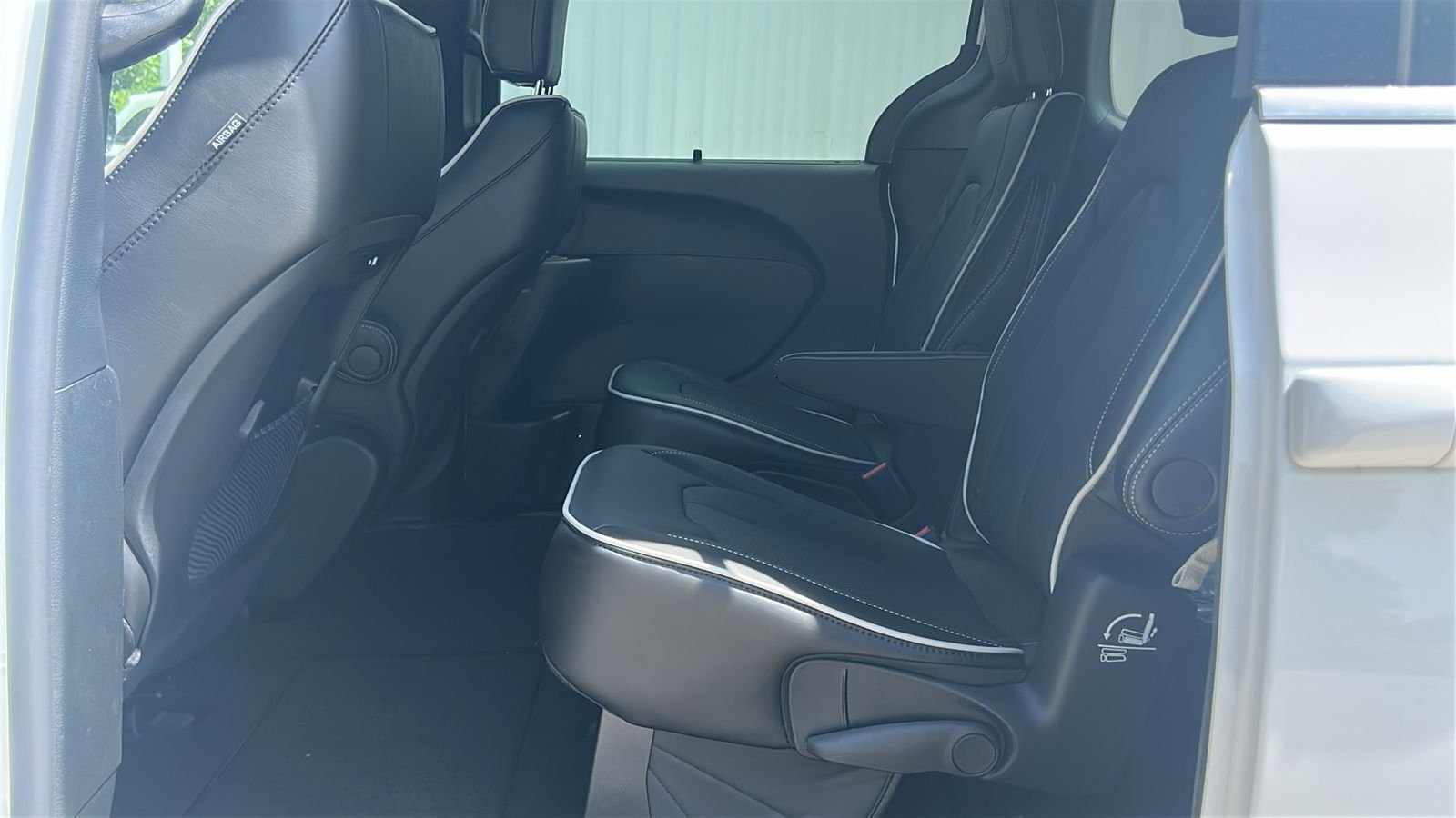 New 2027 Bright White Clear-Coat Exterior Paint Chrysler Limited image 12