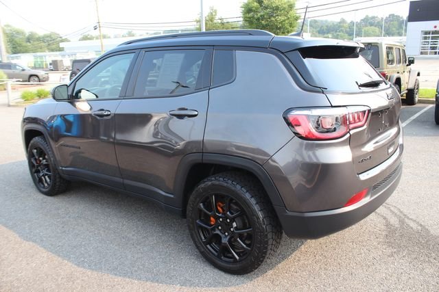 Used 2022 Gray Jeep Latitude image 27