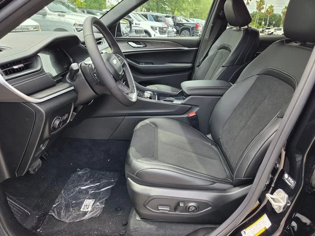 New 2026 Diamond Black Crystal Pearl-Coat Exterior Paint Jeep Altitude image 3
