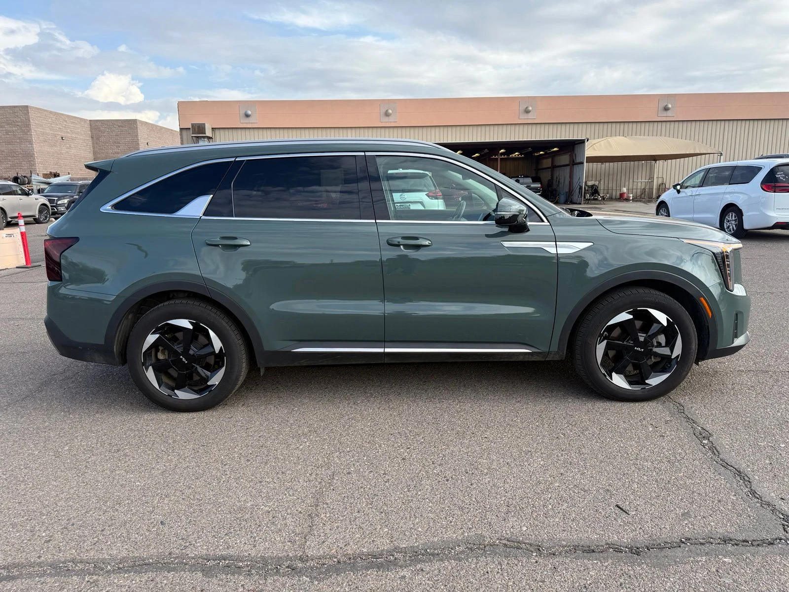 Used 2025 Cityscape Green Kia EX image 3