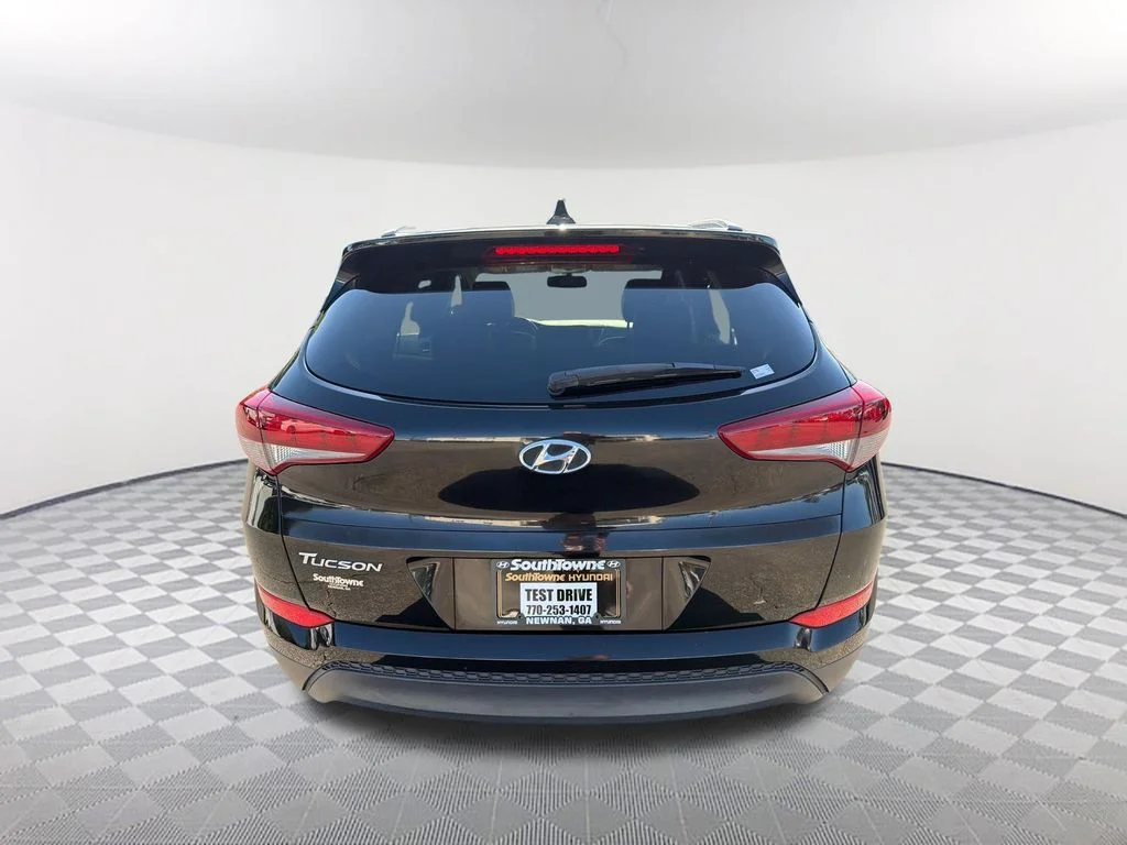 Used 2017 Black Hyundai SE Plus image 6