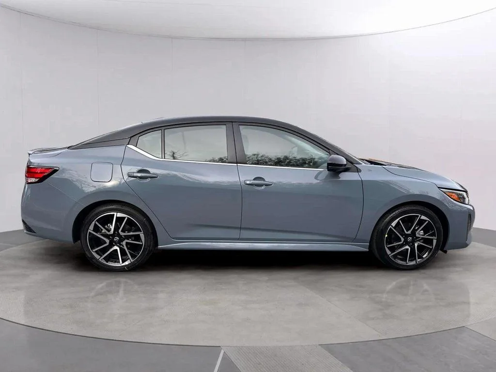 New 2025 Two-tone Atlantic Gray Metallic / Super Black Nissan SR image 2
