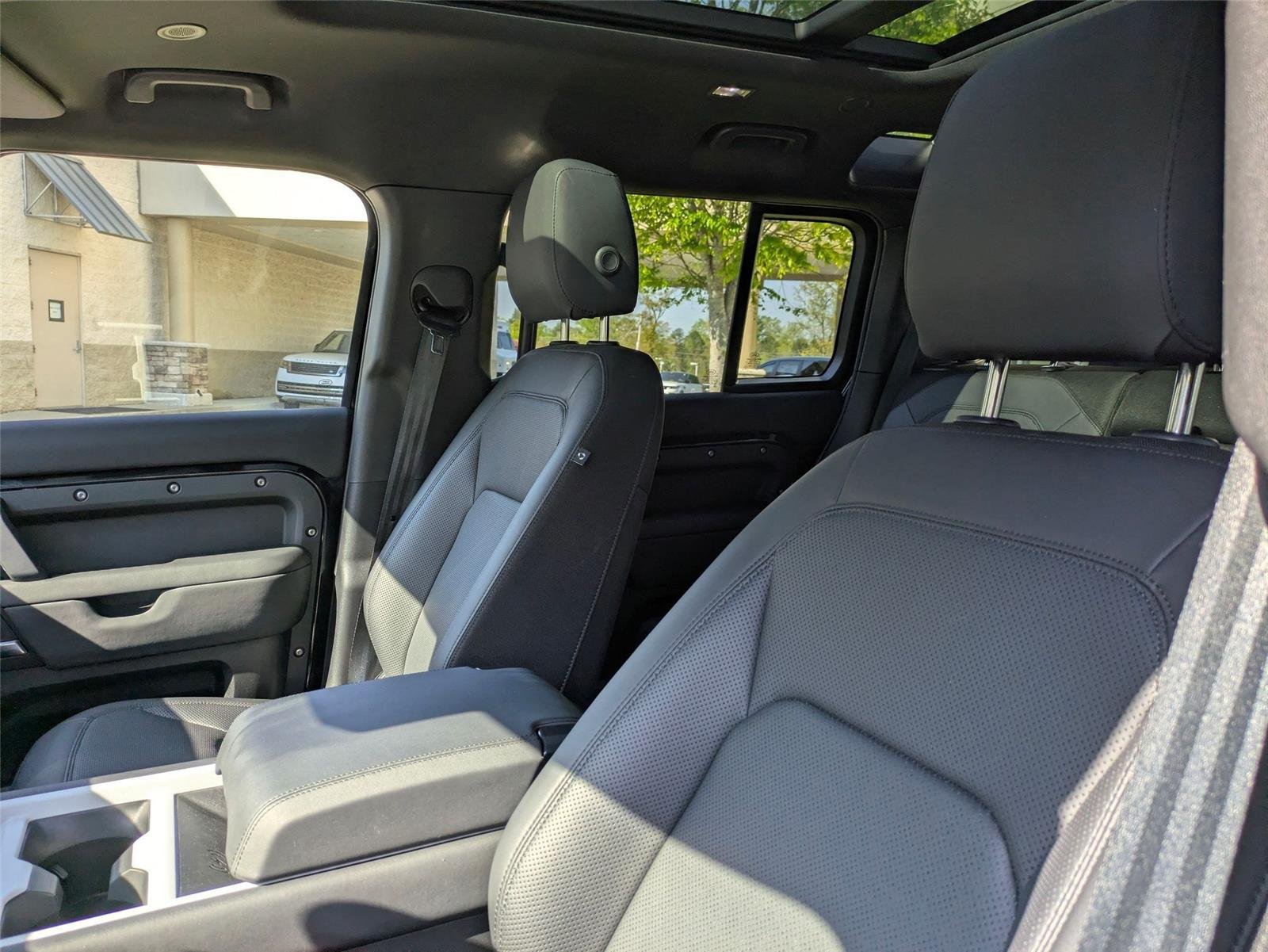 Used 2025  Land Rover S image 14