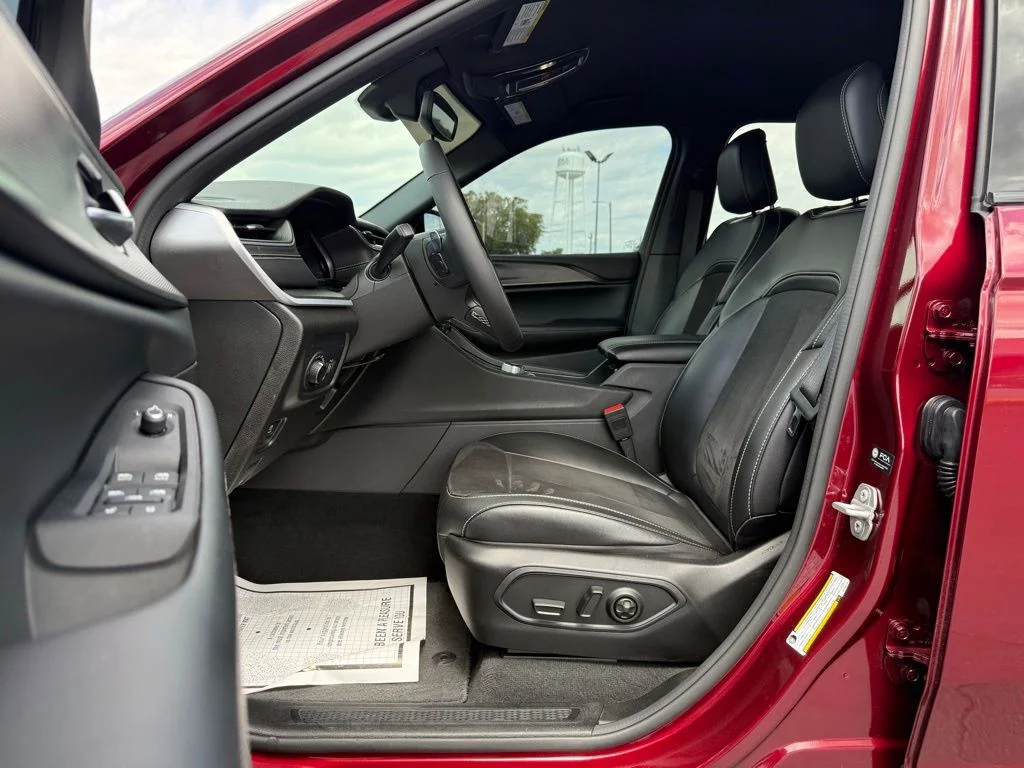 Used 2024 Red Jeep Altitude image 15