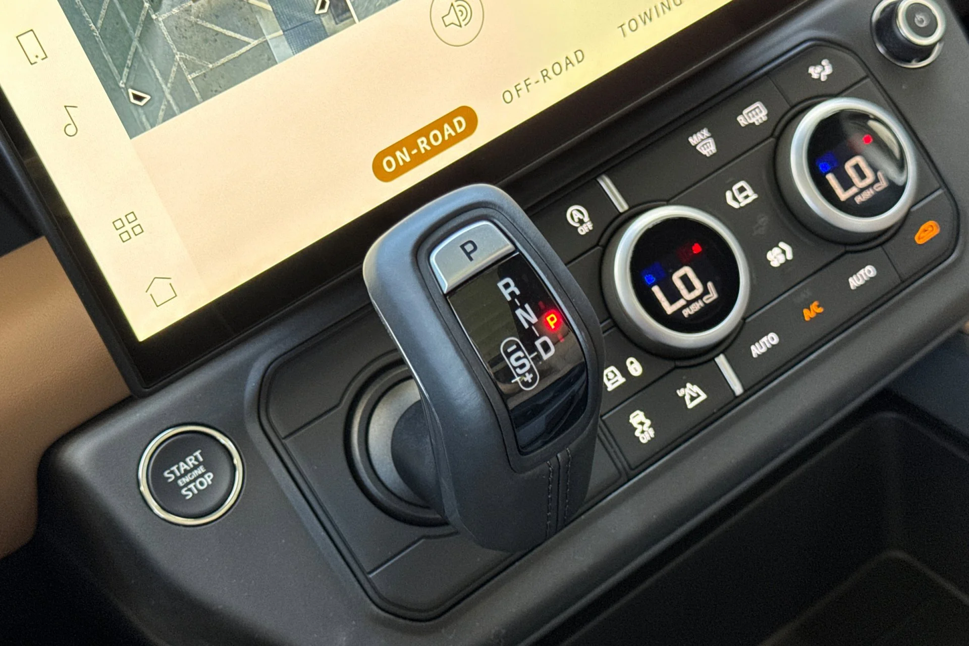 New 2026 FUJI WHITE Land Rover X-Dynamic SE image 24