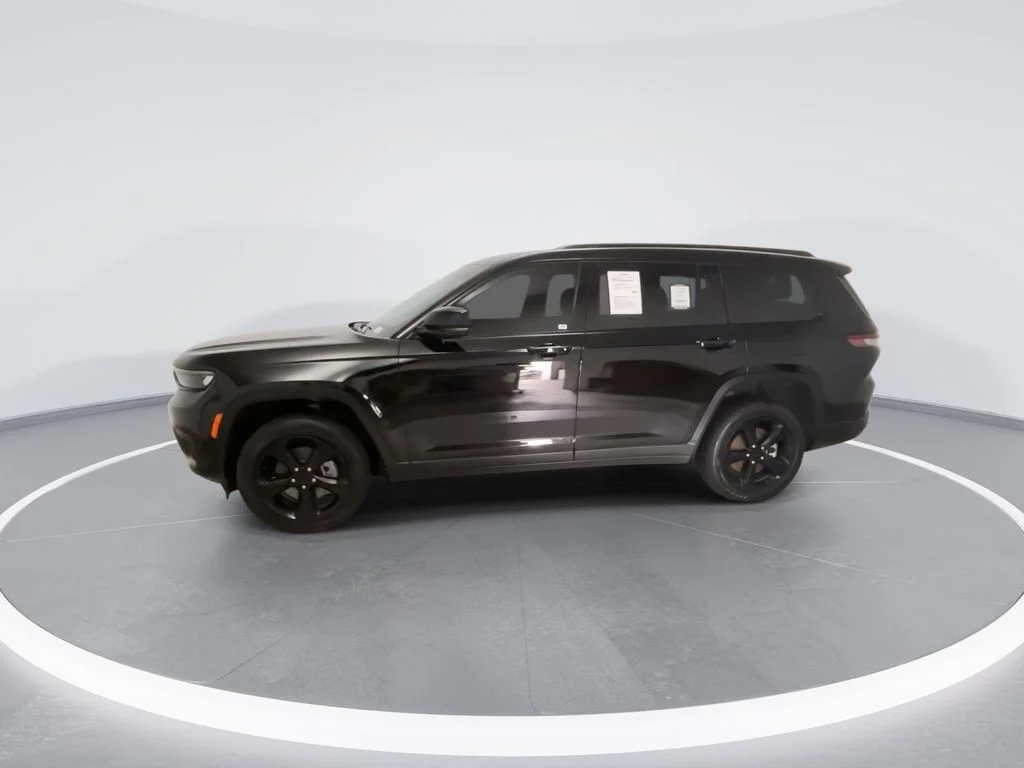Used 2025 Black Jeep Altitude X image 3