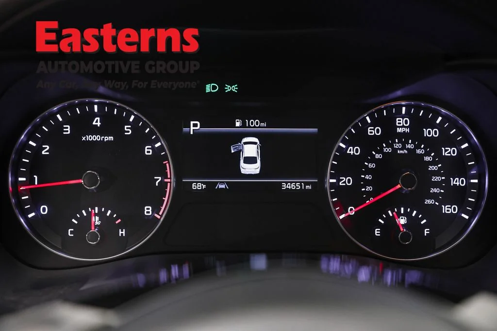 Used 2023 White Kia LXS image 17