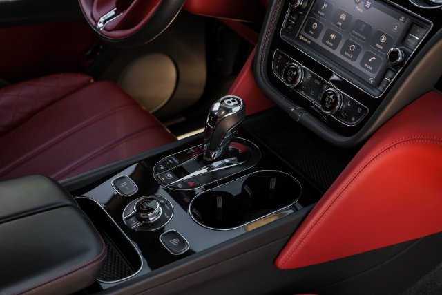 Used 2019 Black Crystal over Cricket Ball Bentley V8 image 32