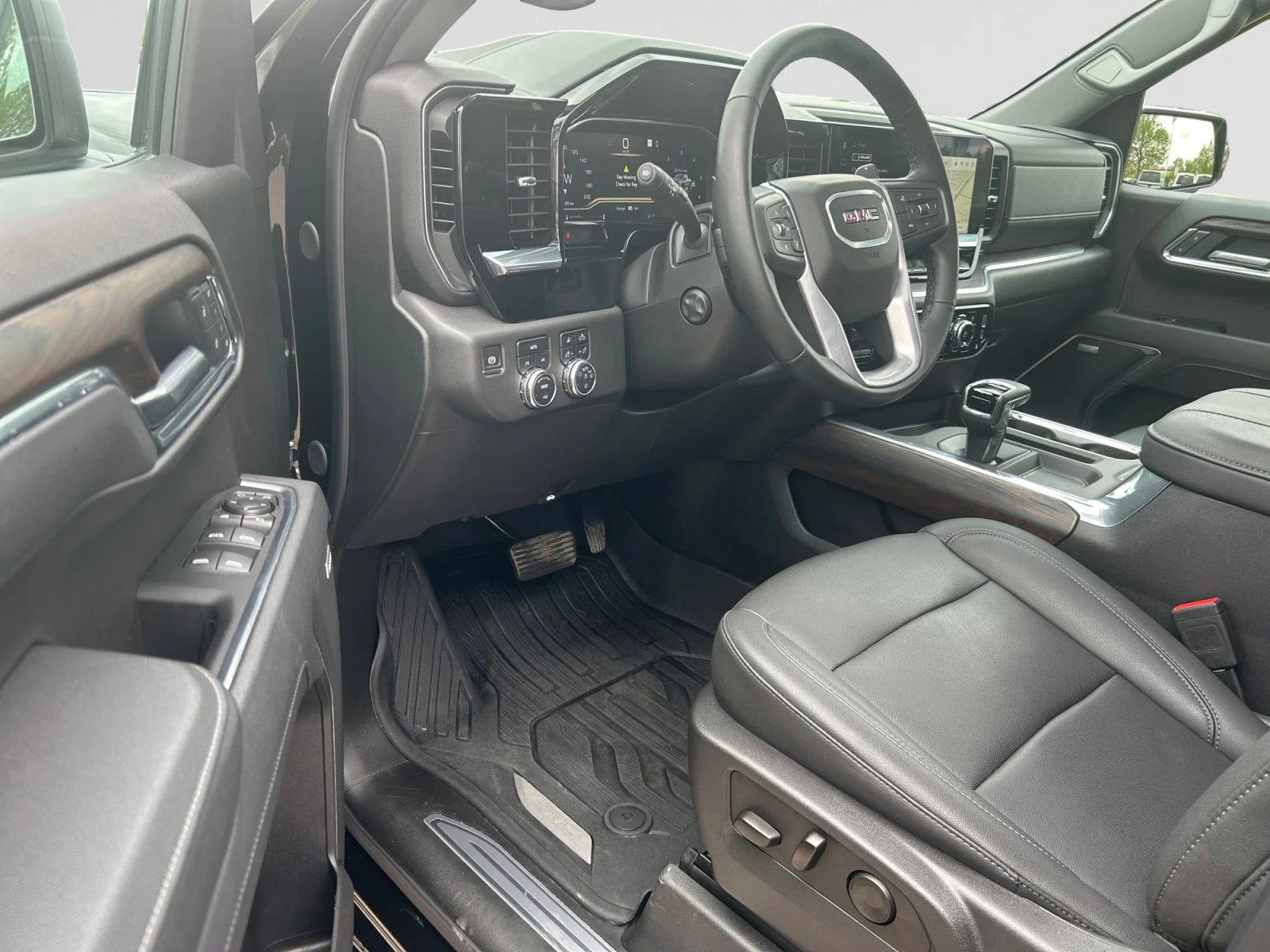 Used 2025 Black GMC SLT Crew Cab image 13
