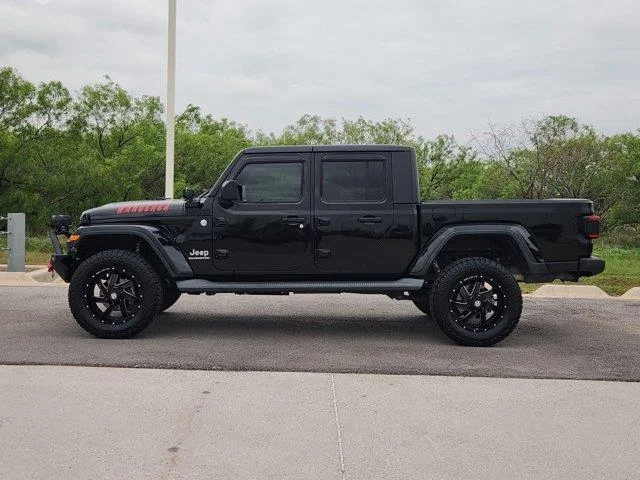 Used 2020 Black Clearcoat Jeep Overland 4x4 Crew Cab 5 ft. box image 3