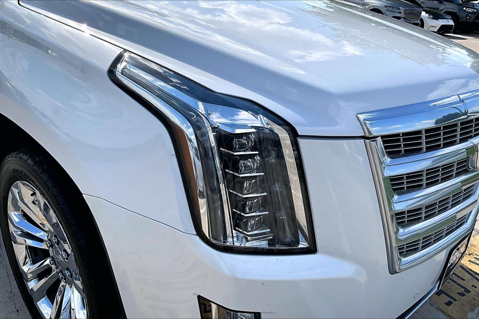 Used 2017 Crystal White Tricoat Cadillac Premium Luxury image 27