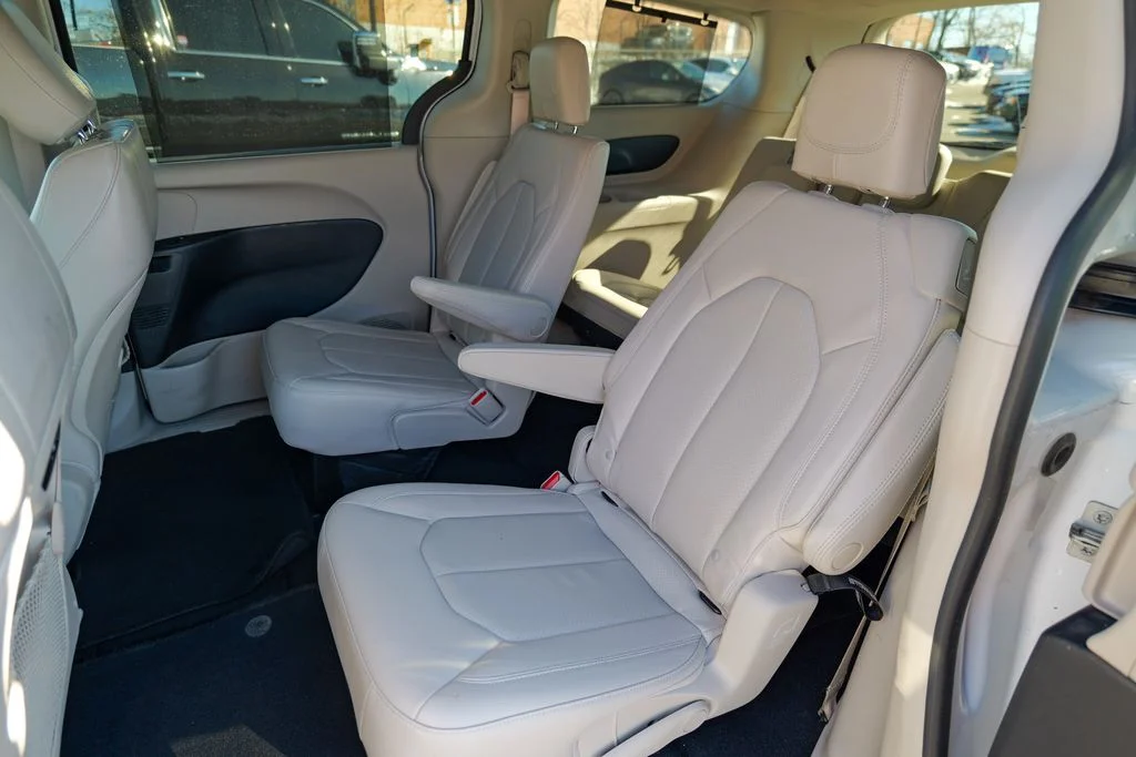 Used 2021 Bright White Clearcoat Chrysler Touring L image 21