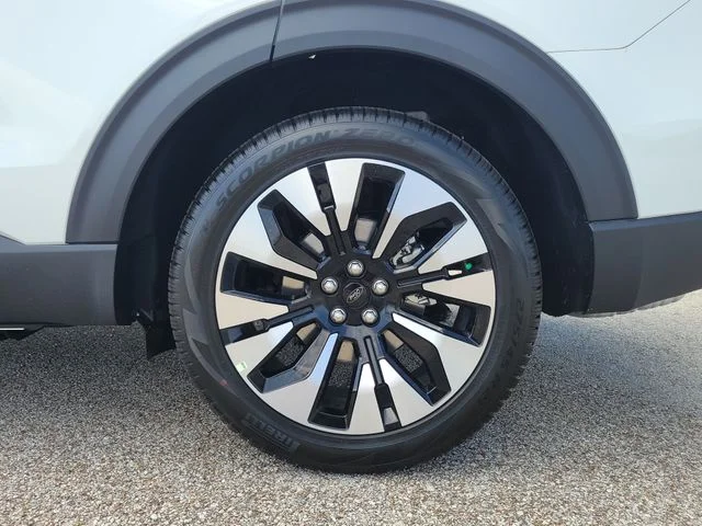 New 2026 Star White Metallic Tri-Coat Ford Platinum™ image 9