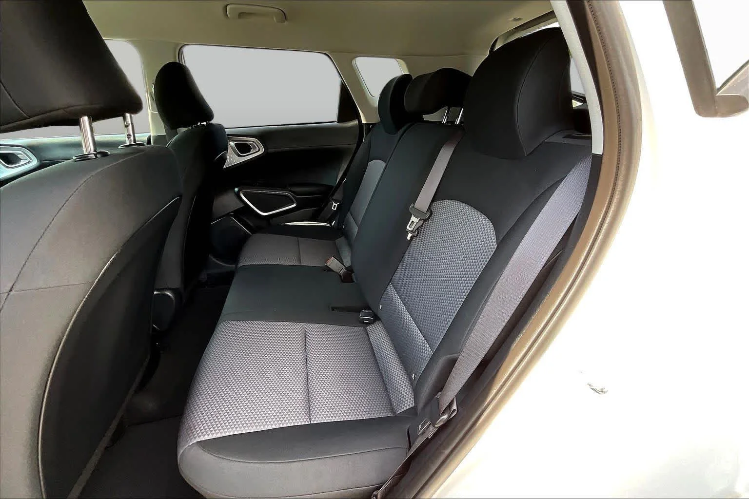 Used 2025 Snow White Pearl Kia LX image 19