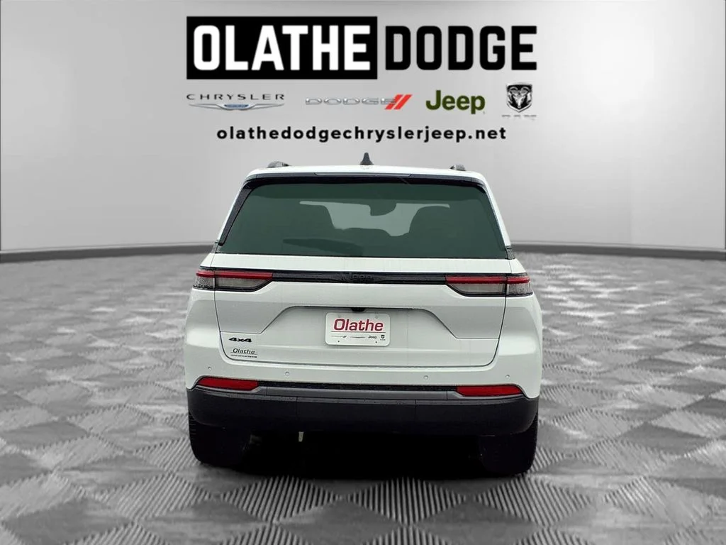 New 2026 Bright White Clear-Coat Exterior Paint Jeep Limited image 27