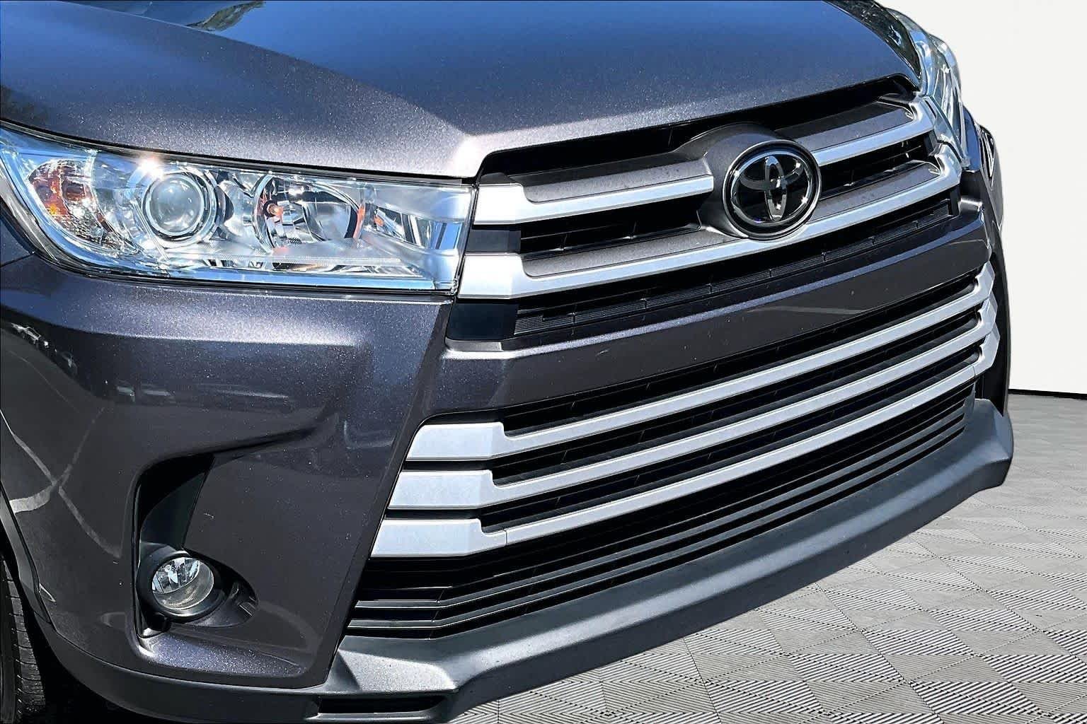 Used 2018 Predawn Gray Mica Toyota XLE image 30