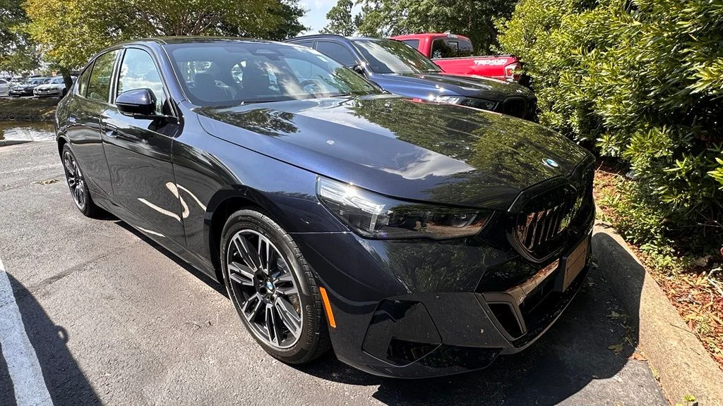 Used 2027 Carbon Black Metallic BMW 530i xDrive image 1