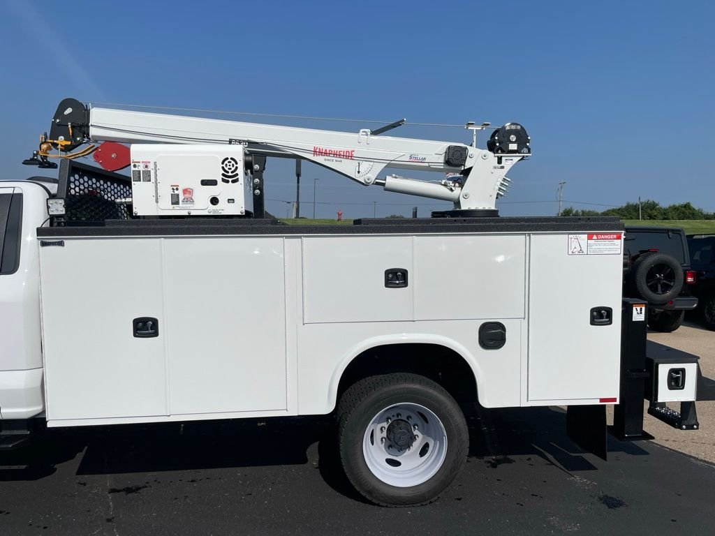 2025 Ford F-550 Super Duty Chassis Cab XL - Photo 41