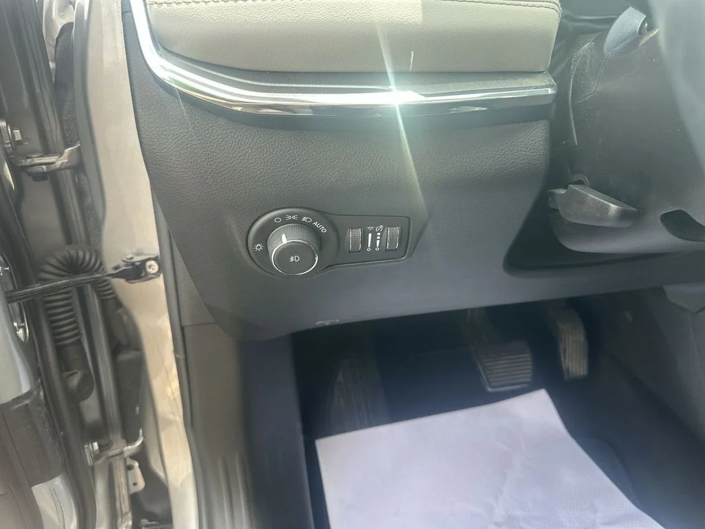 Used 2022 Silver Jeep Limited image 20