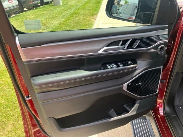 New 2026 Velvet Red Pearl-Coat Exterior Paint Jeep Limited Reserve image 8