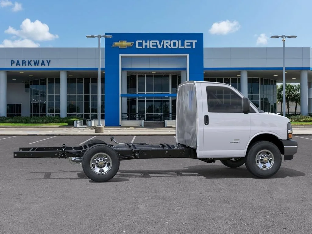 New 2025 Summit White Chevrolet 1WT image 5