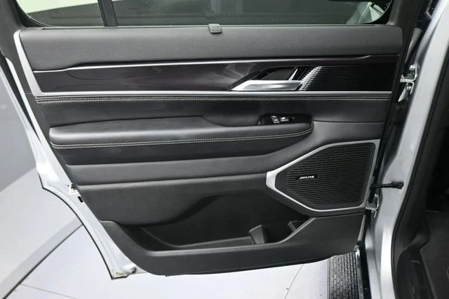 Used 2023 Silver Jeep Base image 26