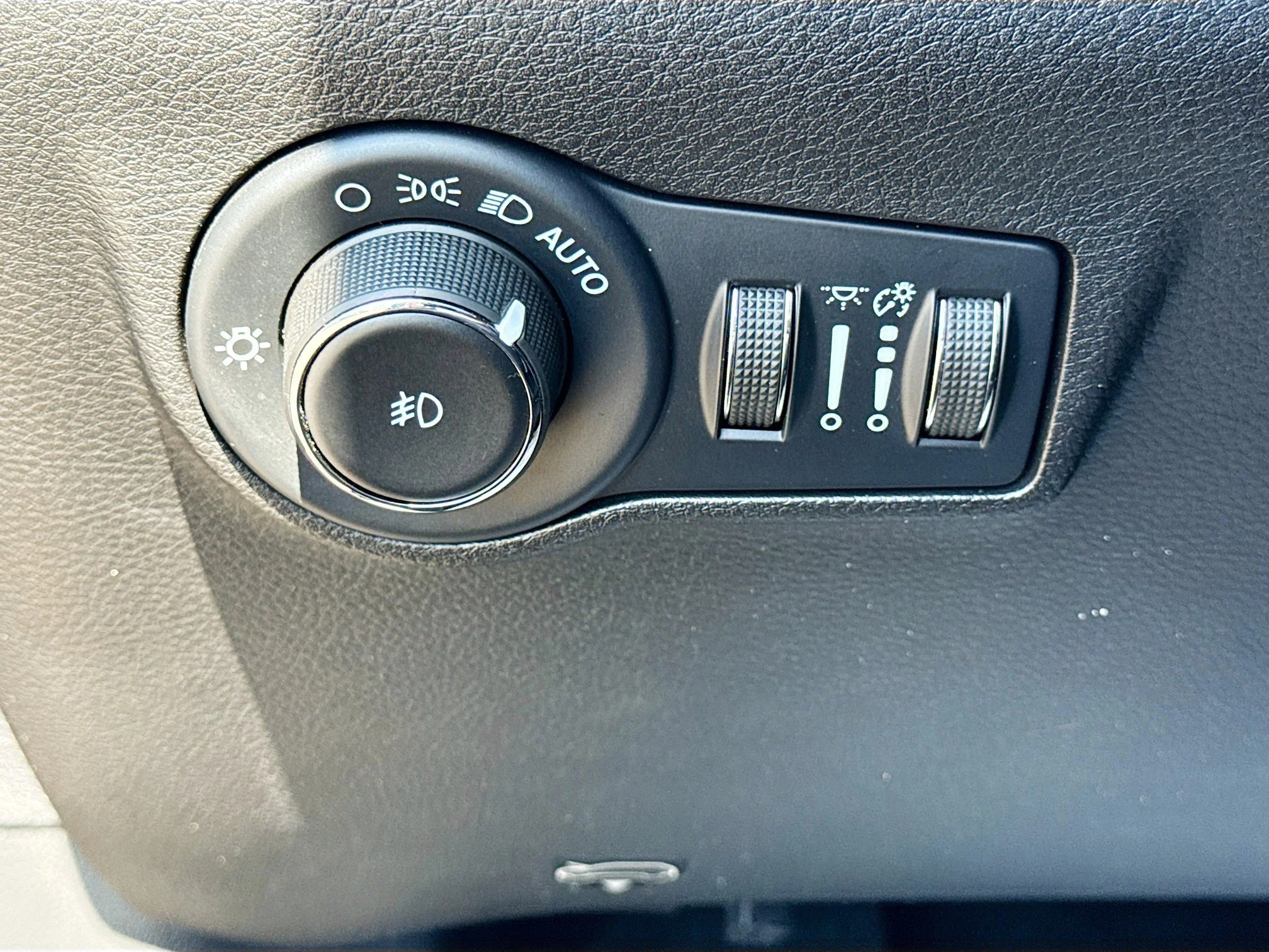 Used 2022 Diamond Black Crystal Pearlcoat Jeep Latitude image 34