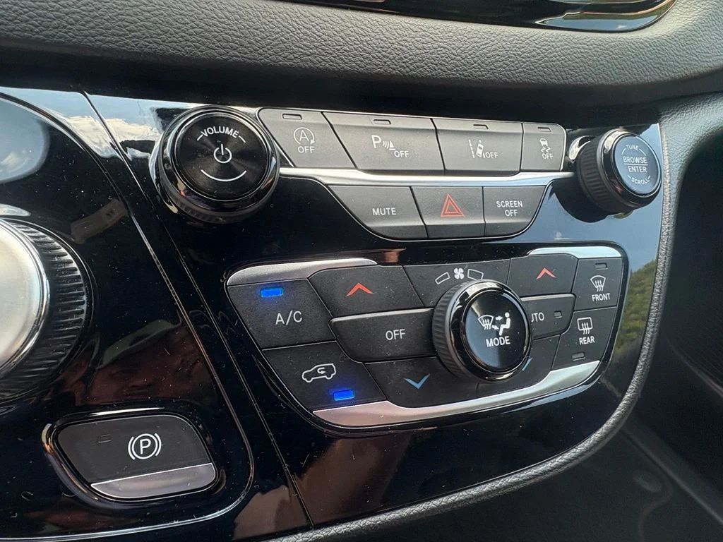 Used 2025 White/off-white Chrysler Select image 25