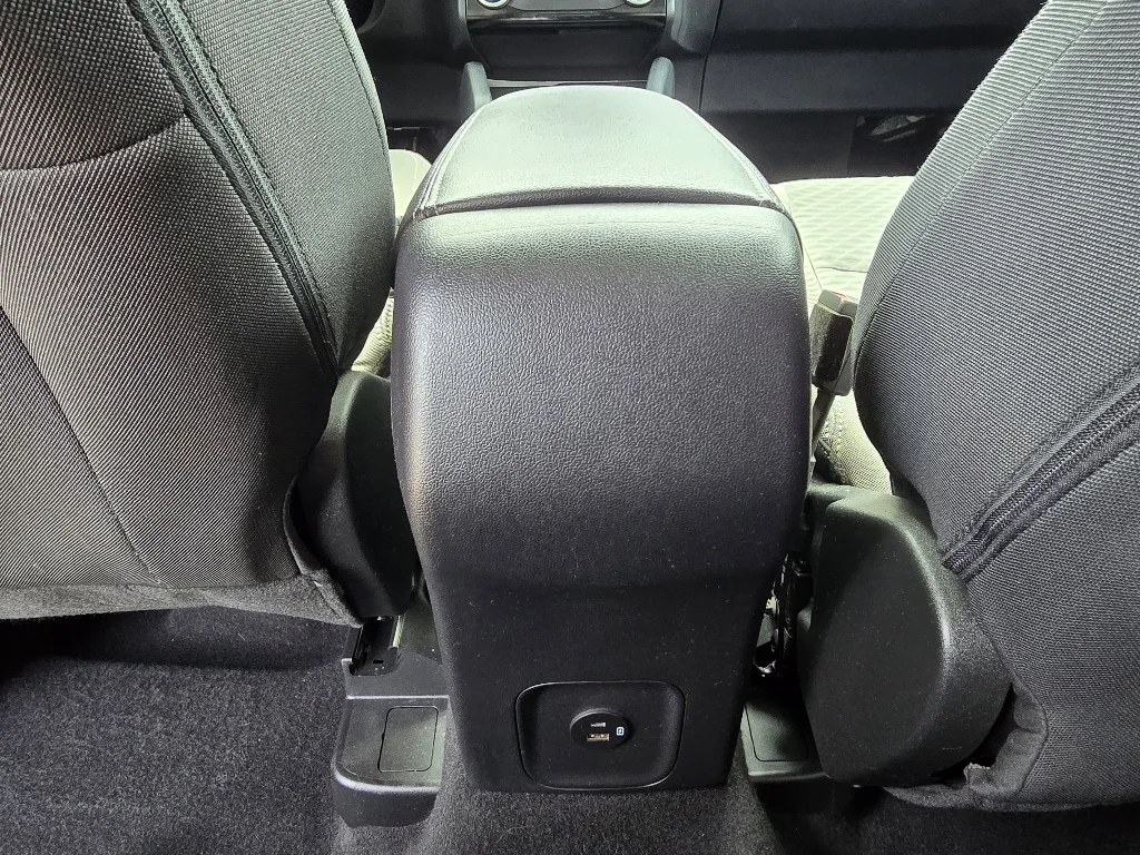 Used 2022 Agate Black Metallic Ford SE image 29