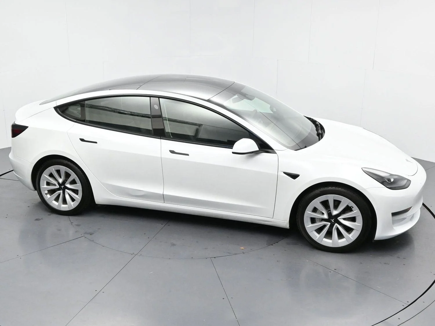 Used 2022 Pearl White Multi-Coat Tesla Base image 28
