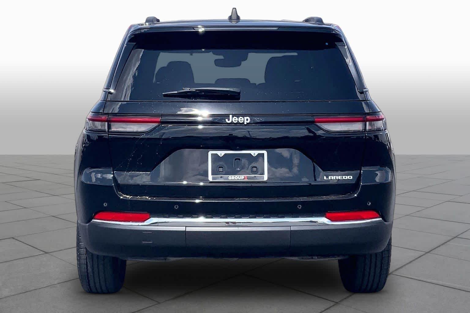 Used 2024 Diamond Black Crystal Pearlcoat Jeep Laredo image 5