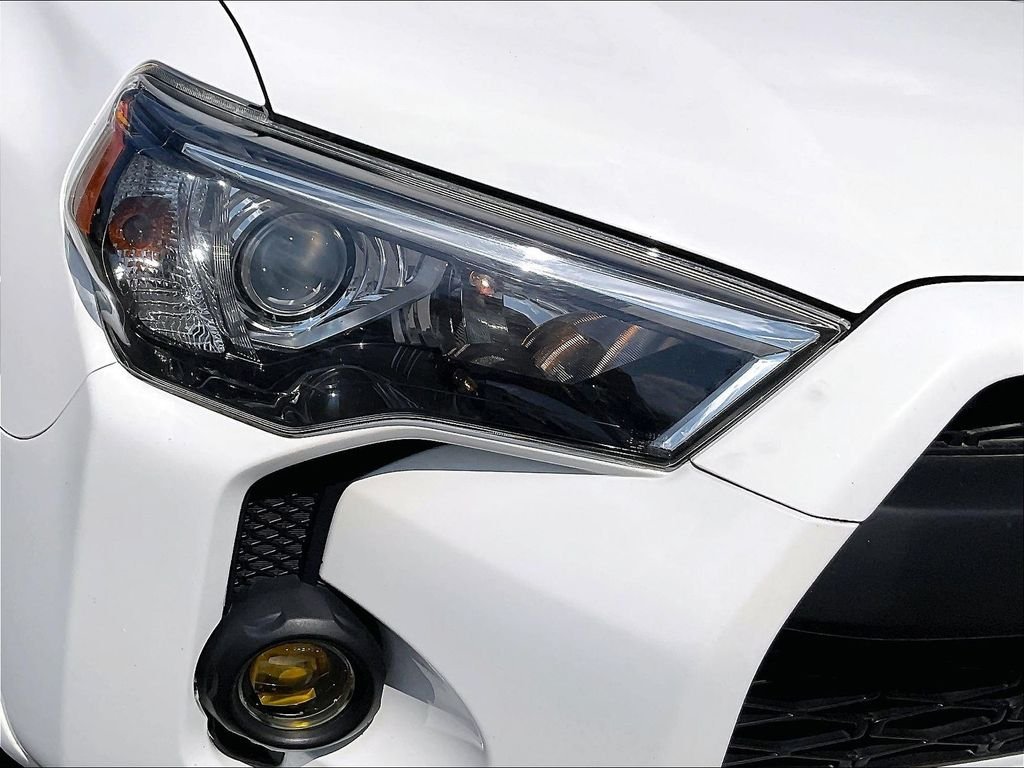 Used 2019 White Toyota SR5 image 31