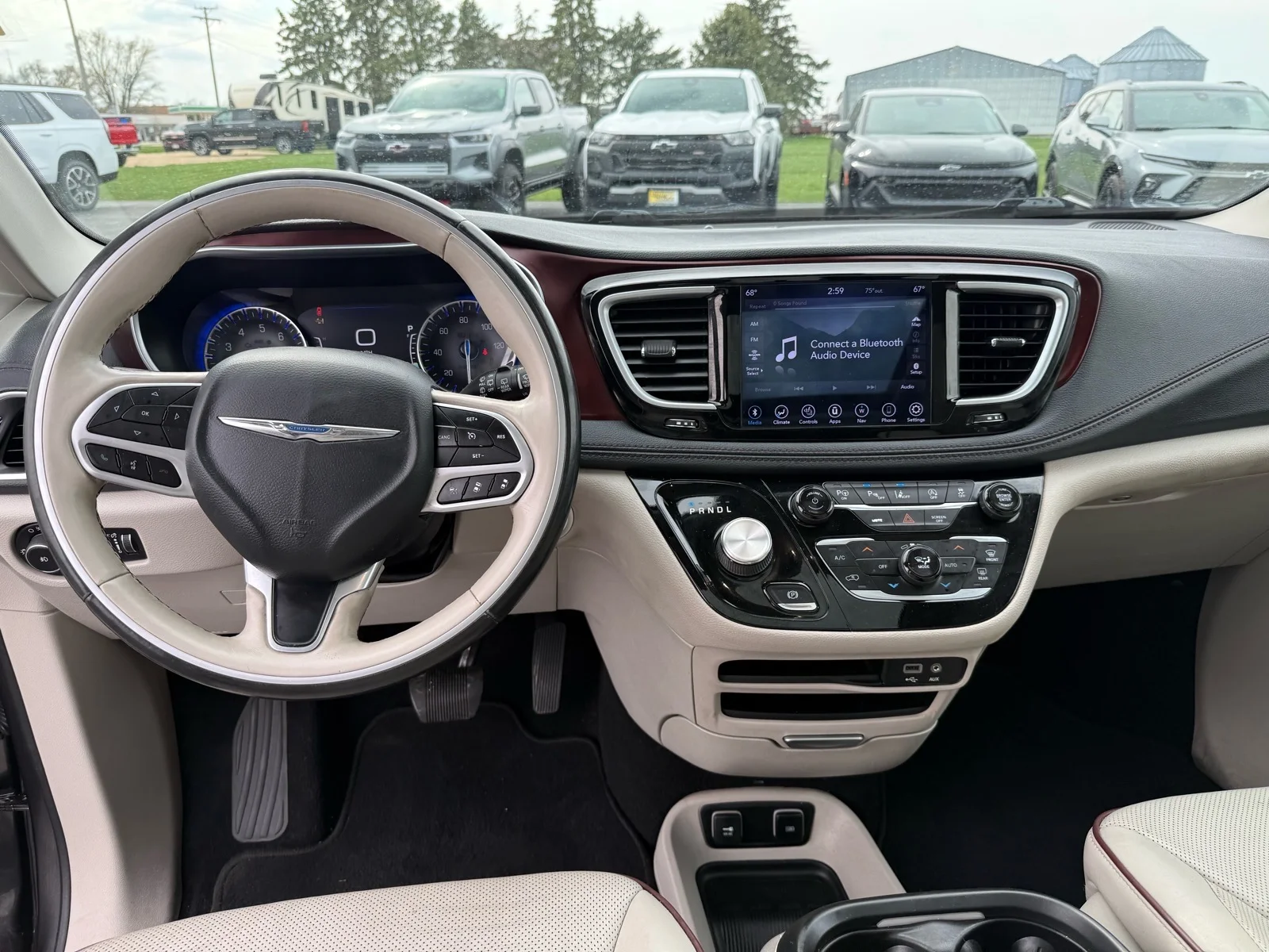 Used 2020  Chrysler Limited image 16