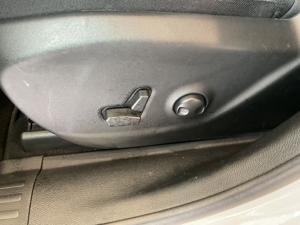 Used 2022 White Jeep Latitude Lux image 14