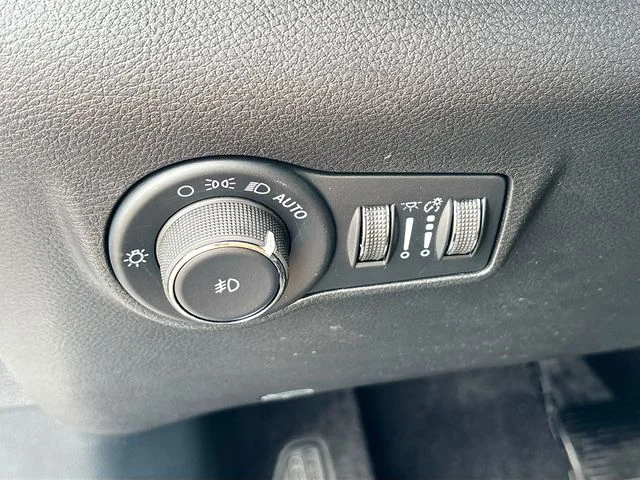 New 2026 Bright White Clearcoat Jeep Latitude image 20