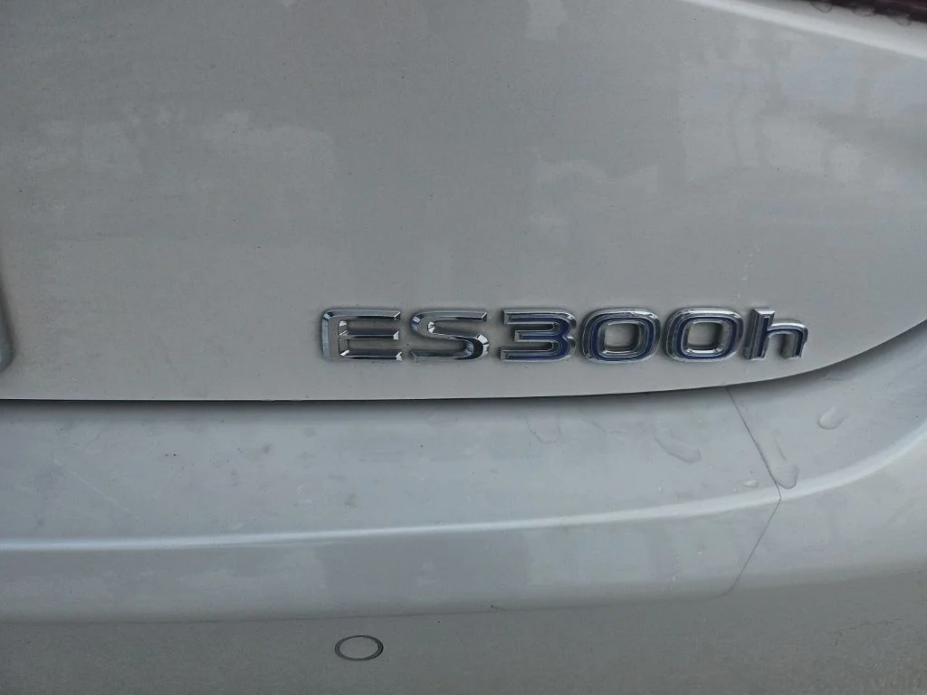 Certified Used 2020 EMINENT WHITE PEARL Lexus 300h Ultra Luxury image 6