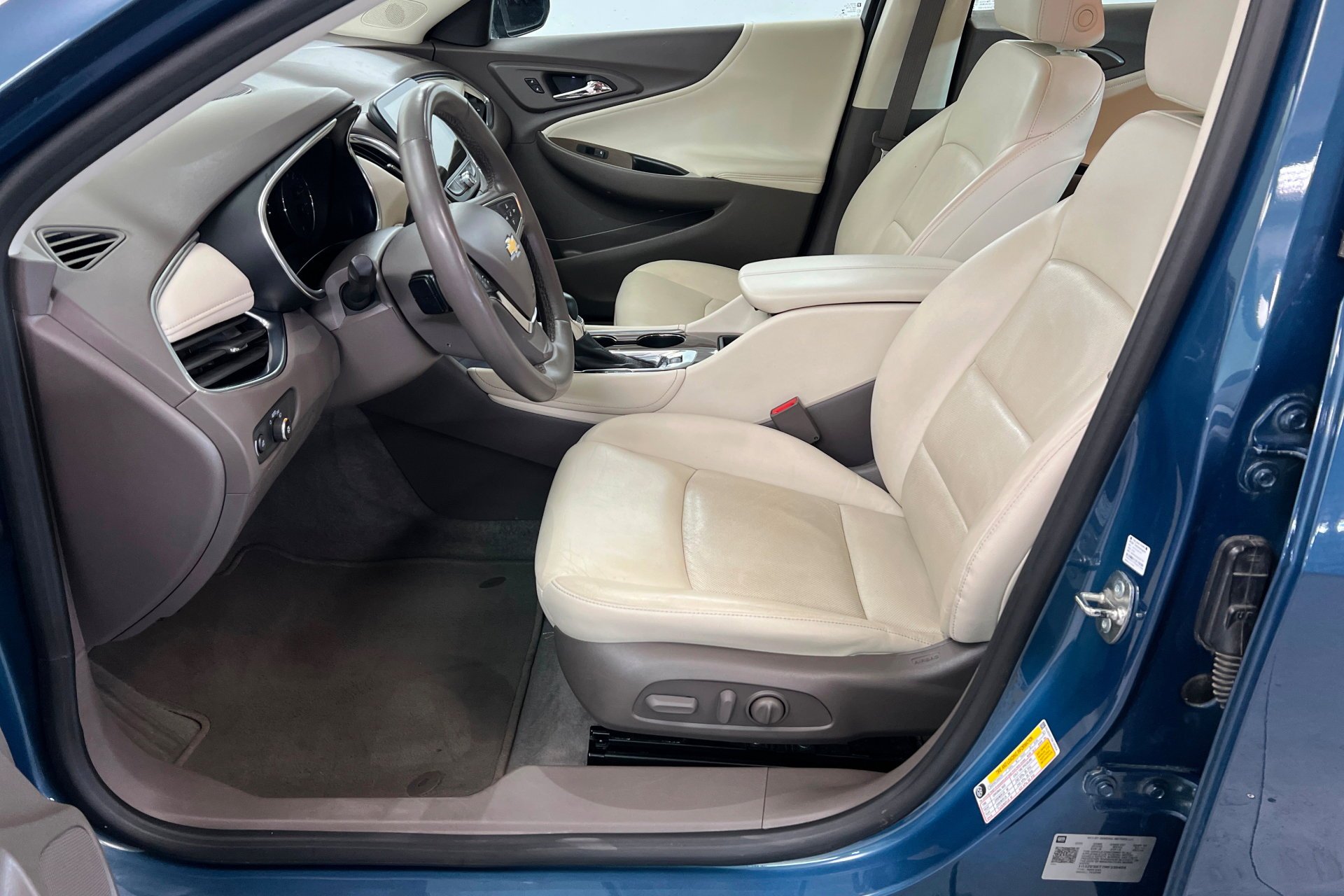Used 2024 Lakeshore Blue Metallic Chevrolet LT image 18