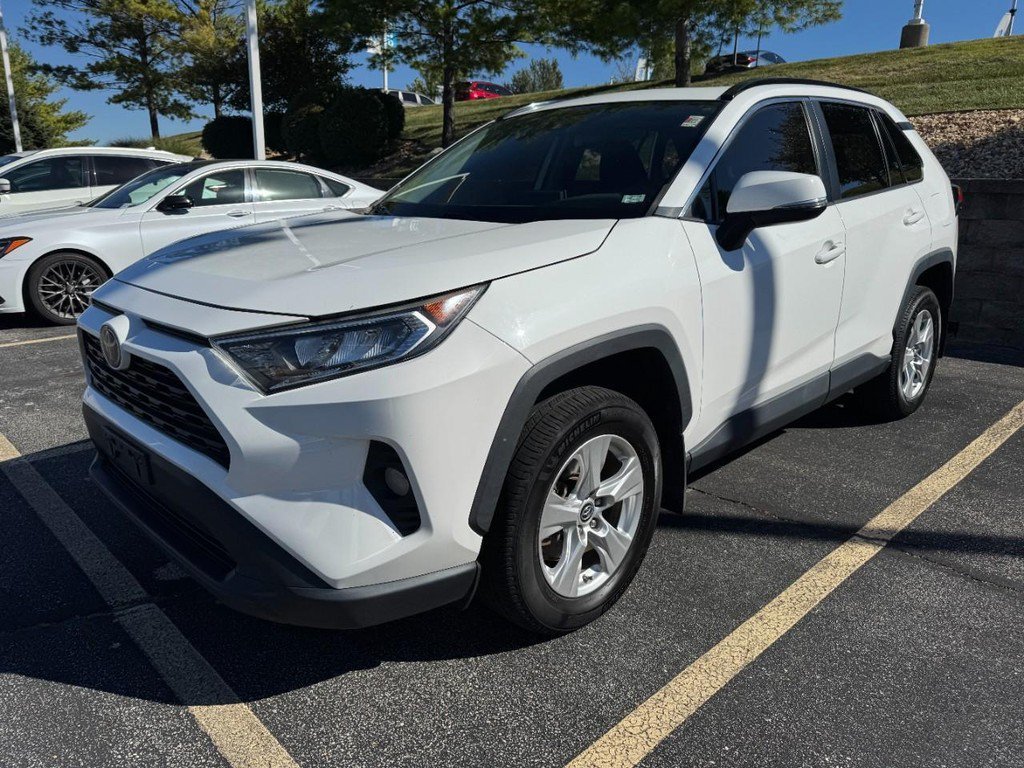 Used 2019 White Toyota XLE image 3