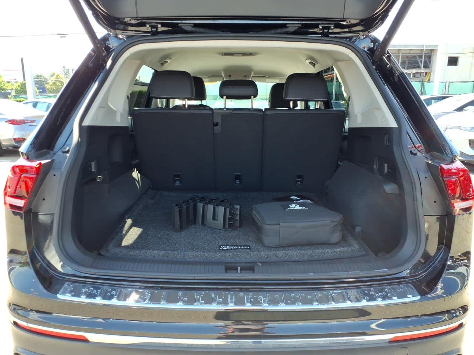Certified Used 2023 DEEP BLACK PEARL EFFECT Volkswagen SE image 16