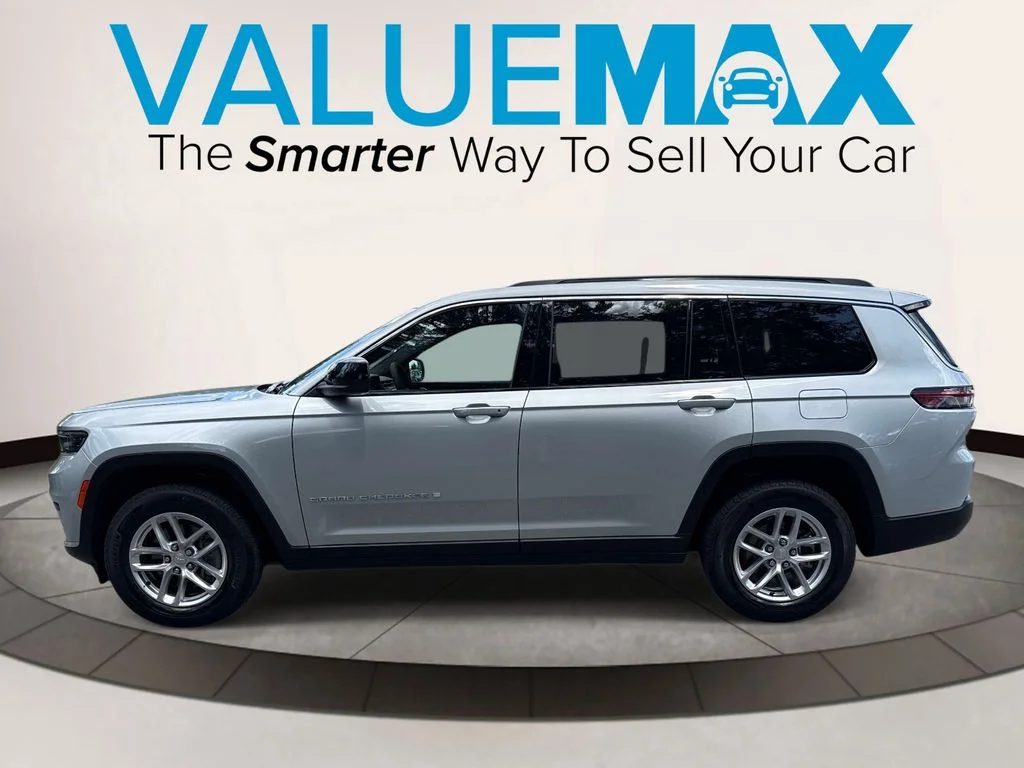 Used 2025 Silver Jeep Laredo image 7