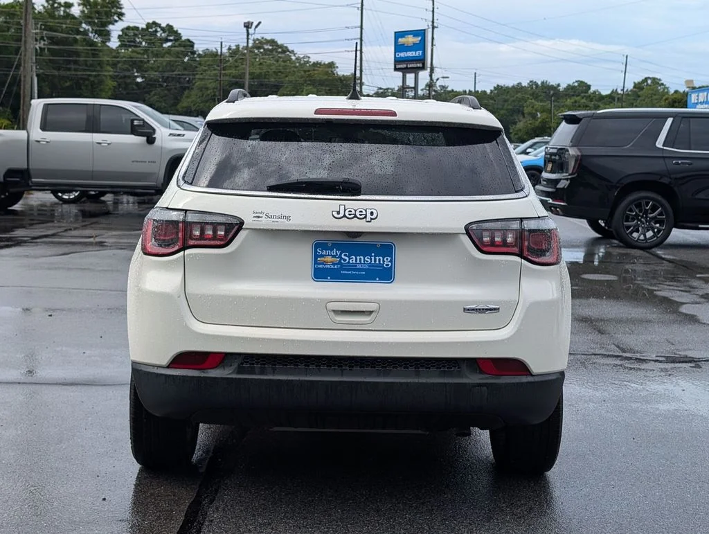 Used 2018 White Jeep Latitude image 4