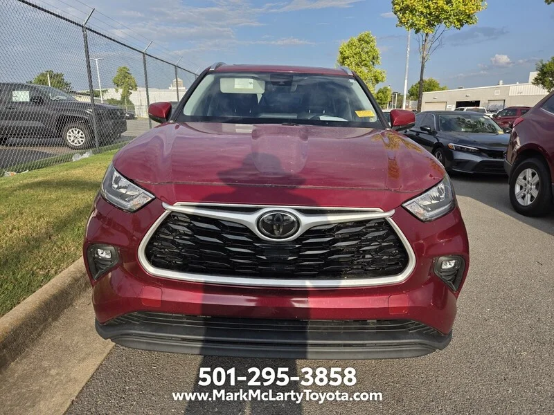 Used 2020 Pearl TOYOTA XLE image 2