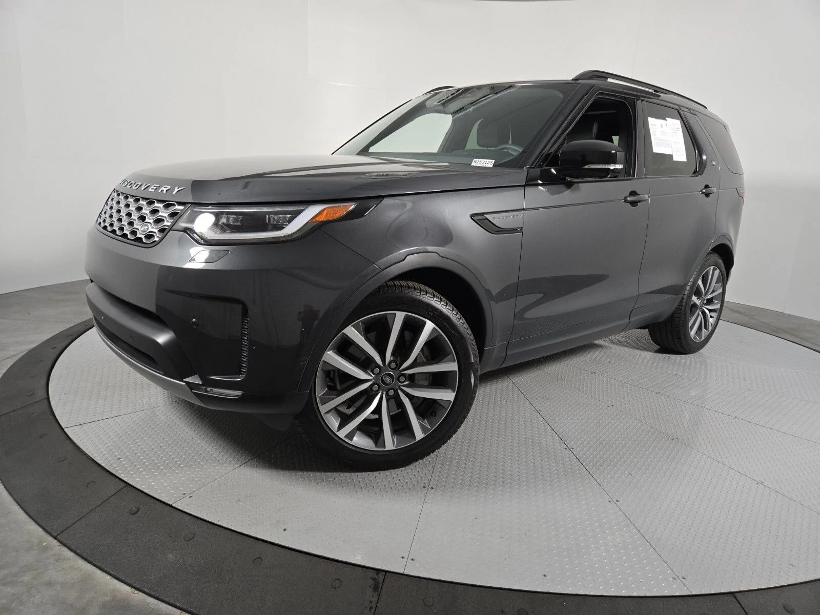 2025 Land Rover Discovery P300 S's photo